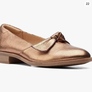 Clark’s Gold Metallic Trish Wave Loafer Stunning Slip On Bow on toes New Sz. 7.5